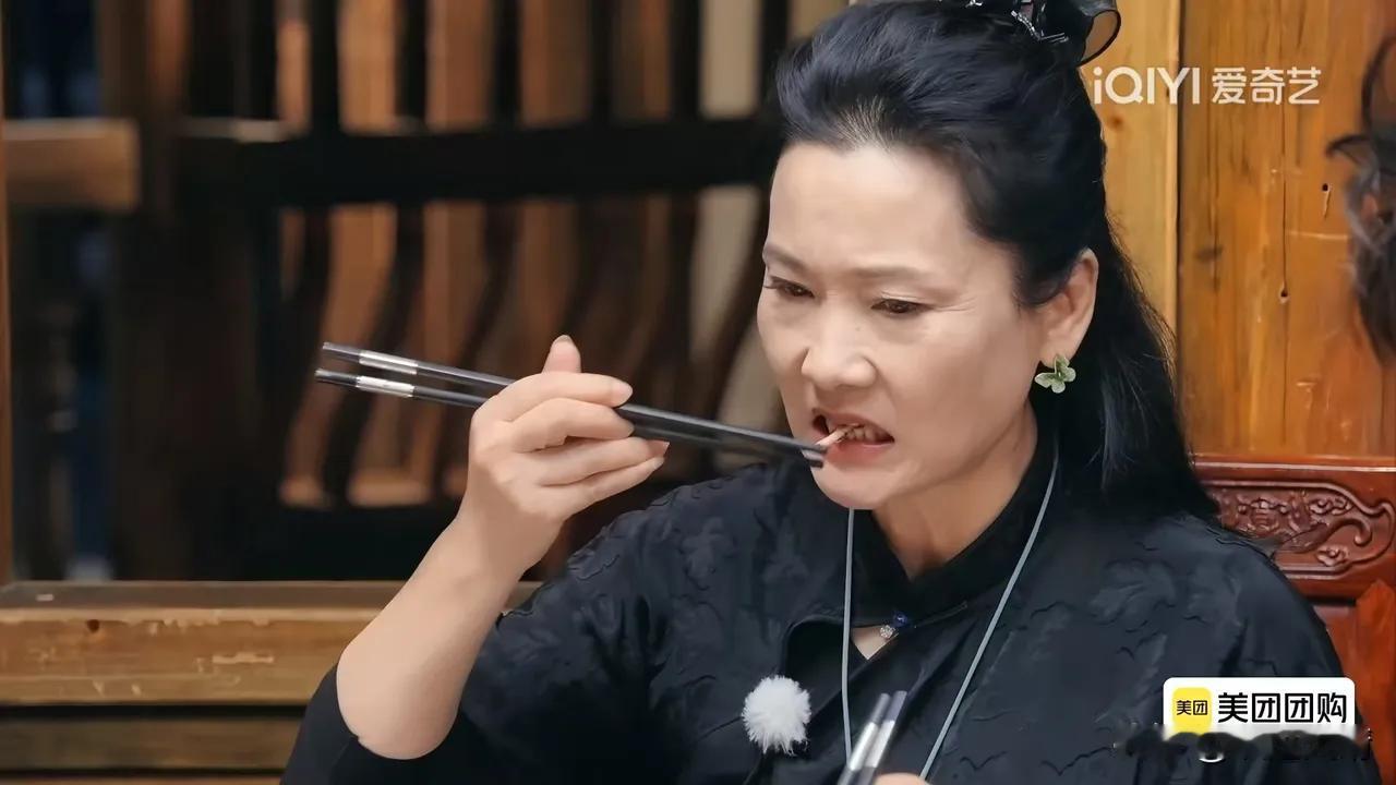 何赛飞吃了一口折耳根，立马吐掉了问：“你们为什么要吃这种草根？”宁静：“草根？这