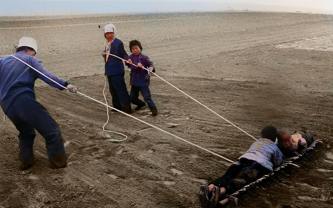1995年，一名摄影师正在宁夏乡下采风。忽然，看到让他惊讶的一幕：只见一对夫妻正