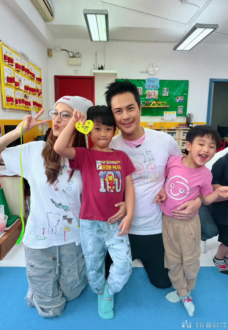 陈凯琳郑嘉颖一家五口庆生陈凯琳与郑嘉颖庆生照三十五载温柔生长，爱人在侧，孩童绕