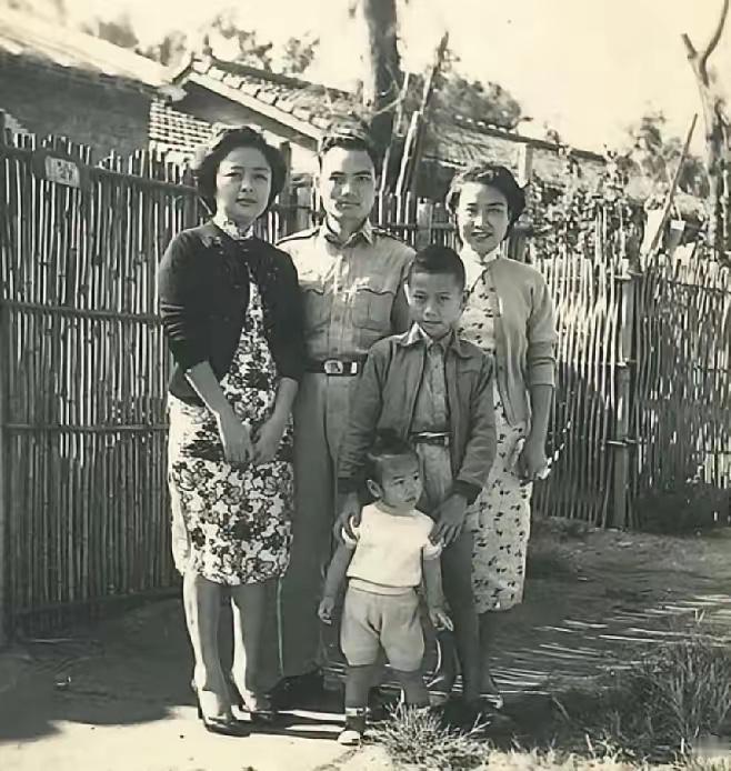 郑丽文幼年眷村老照片曝光！从小眼神有主见，家风藏着后来的气场一张郑丽文在眷村