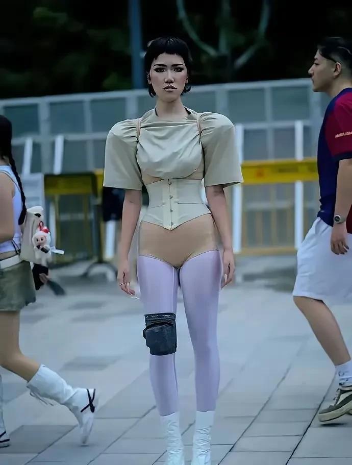 #博主谈侃爷上海演唱会迟到早退#侃爷上海演唱会，看到潮人们的装扮，我感觉是
