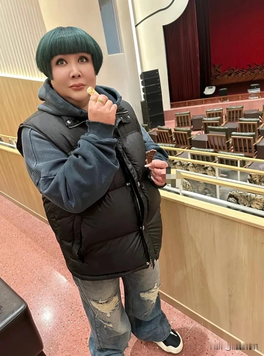 郭德纲老婆王惠，现身即将开业的上海德云社指导工作。她穿着一件黑色羽绒背心，破洞