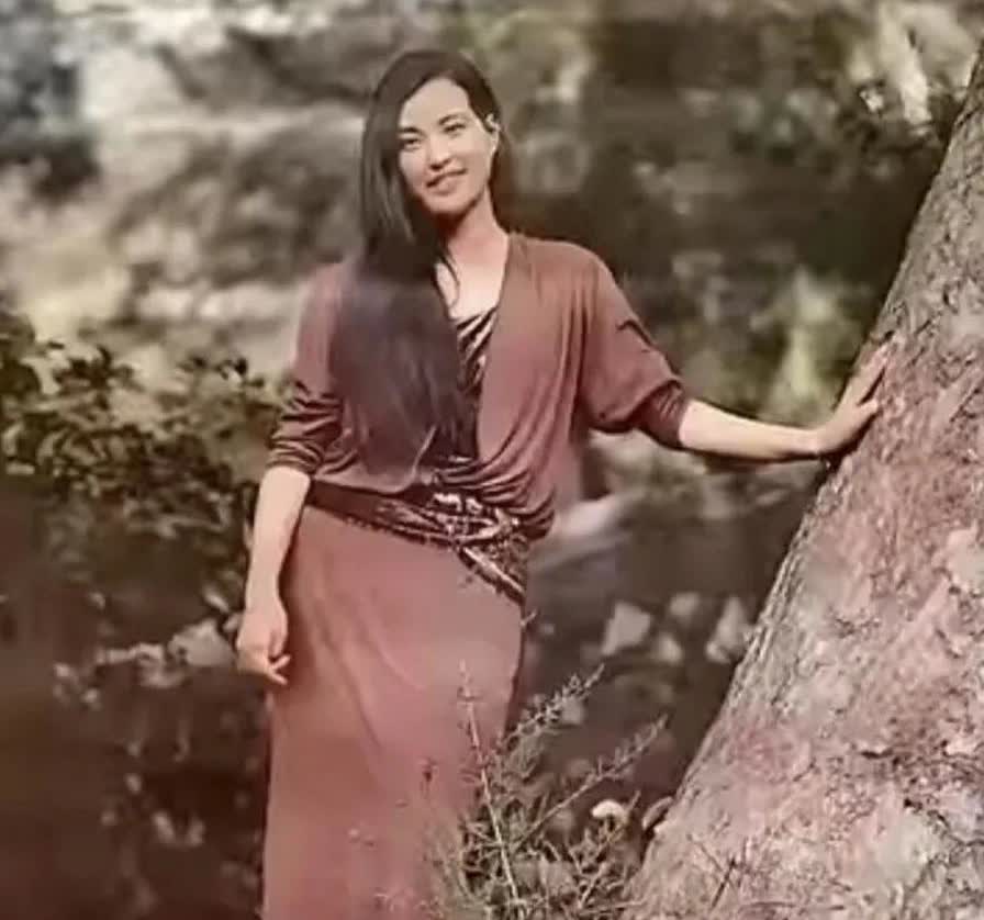 1988年37岁的刘晓庆在公园游玩