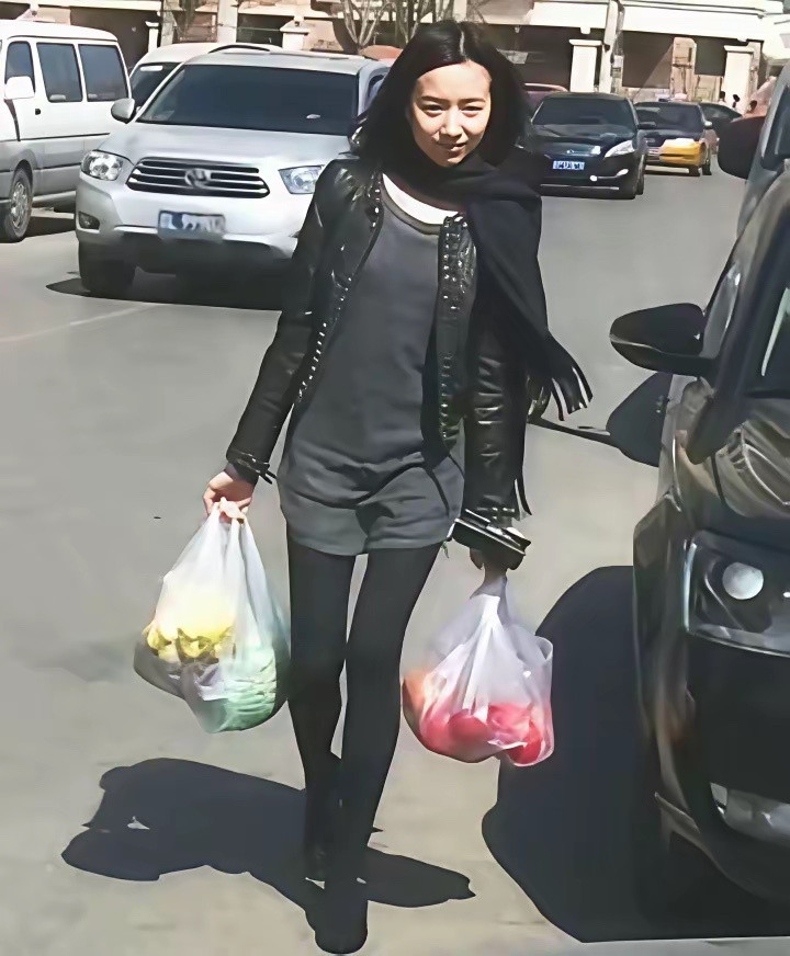 14年前的董洁买菜归来时的一幕，清新的像个邻家姐姐，这张照片是前夫潘粤明亲手拍的