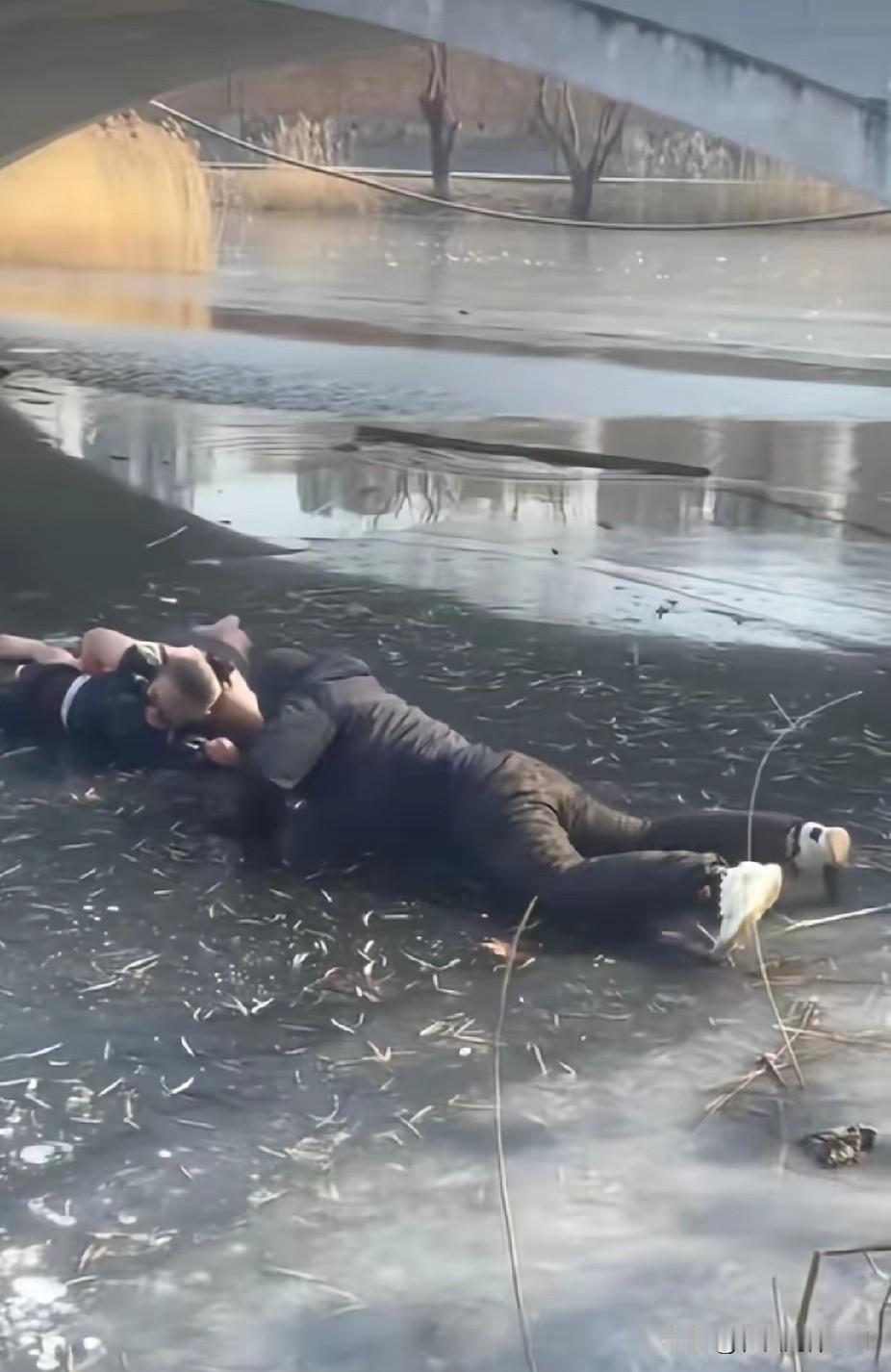 零下温度的冰水，男子却拿着木棒跳进冰河里，男子说出的一句话，更是让人听着瞬间落泪