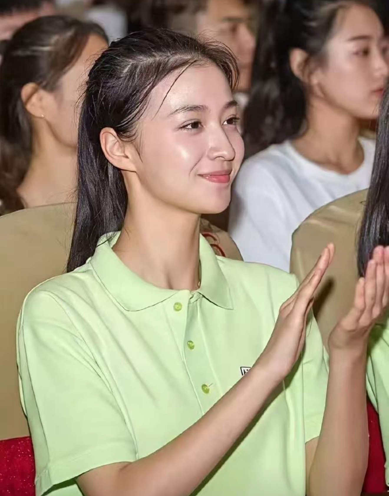 学生时代的王楚然和卢昱晓，一点也不输刘亦菲！王楚然只能笑卢昱晓不敢笑