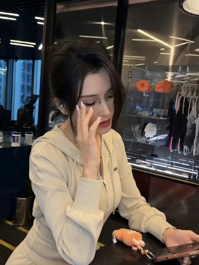 徐洁儿妃英理走进三次元的样子自带从容淡定的气场，神态举止都和心目中的妃英理形象慢