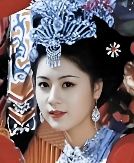 1992年，余秋雨二婚娶了女明星马兰。新婚之夜，余秋雨向马兰提出了一个是正常女人