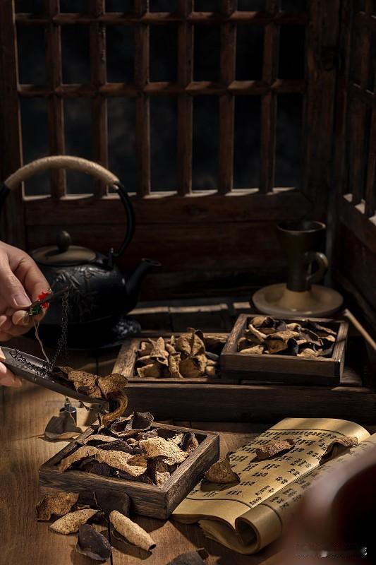 甲状腺结节喝中药能消吗？我认为能，因为我们小时候在农村，小病都是地边草药，比如：