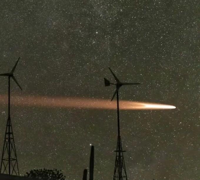 星舰残骸再入时的场景，形成了大量的不锈钢碎片，星舰体量那么大，每次失败都会搞出不