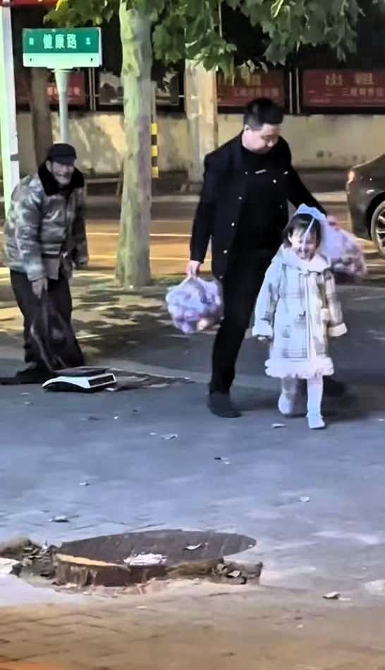 谁懂啊家人们!淄博的火从来都不是偶然,比起香飘十里的烧烤,这位爸爸的暖心举动,才