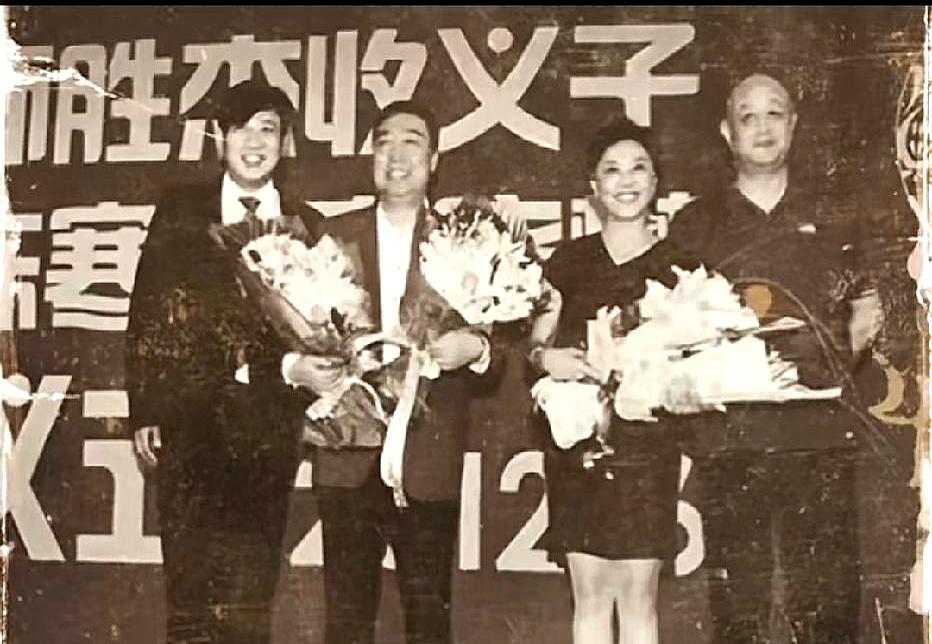 你们见过相差才4岁的父子吗？相声名家师胜杰和义子陈寒柏这事儿，当年那张拜师照里