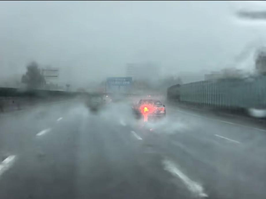 暴雨高速上千车乱开灯，唯独一位车主用对，很多人都做错了！一场特大暴雨，刷出