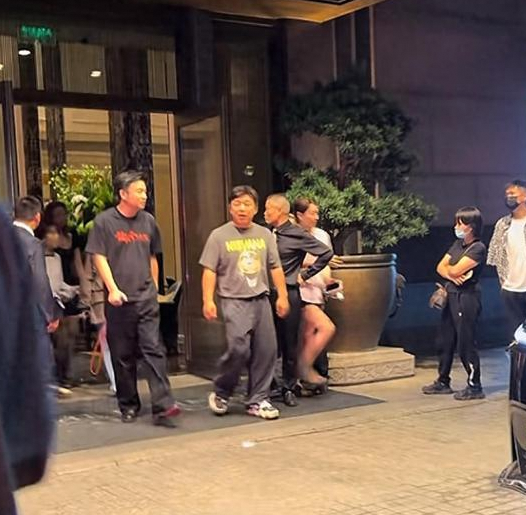深夜聚餐！黄渤雷佳音倪妮三人同框，倪妮素颜超美