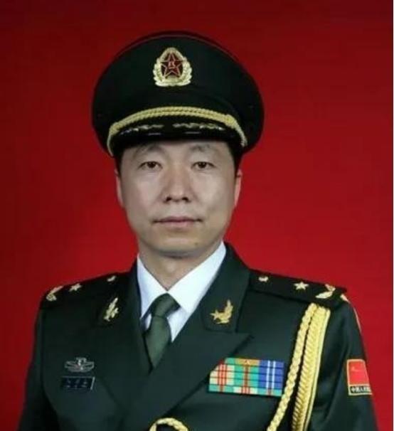 在我国少将能管多少人？当上少将究竟有多难？少将管辖的军人在五万人左右。以杨利伟为