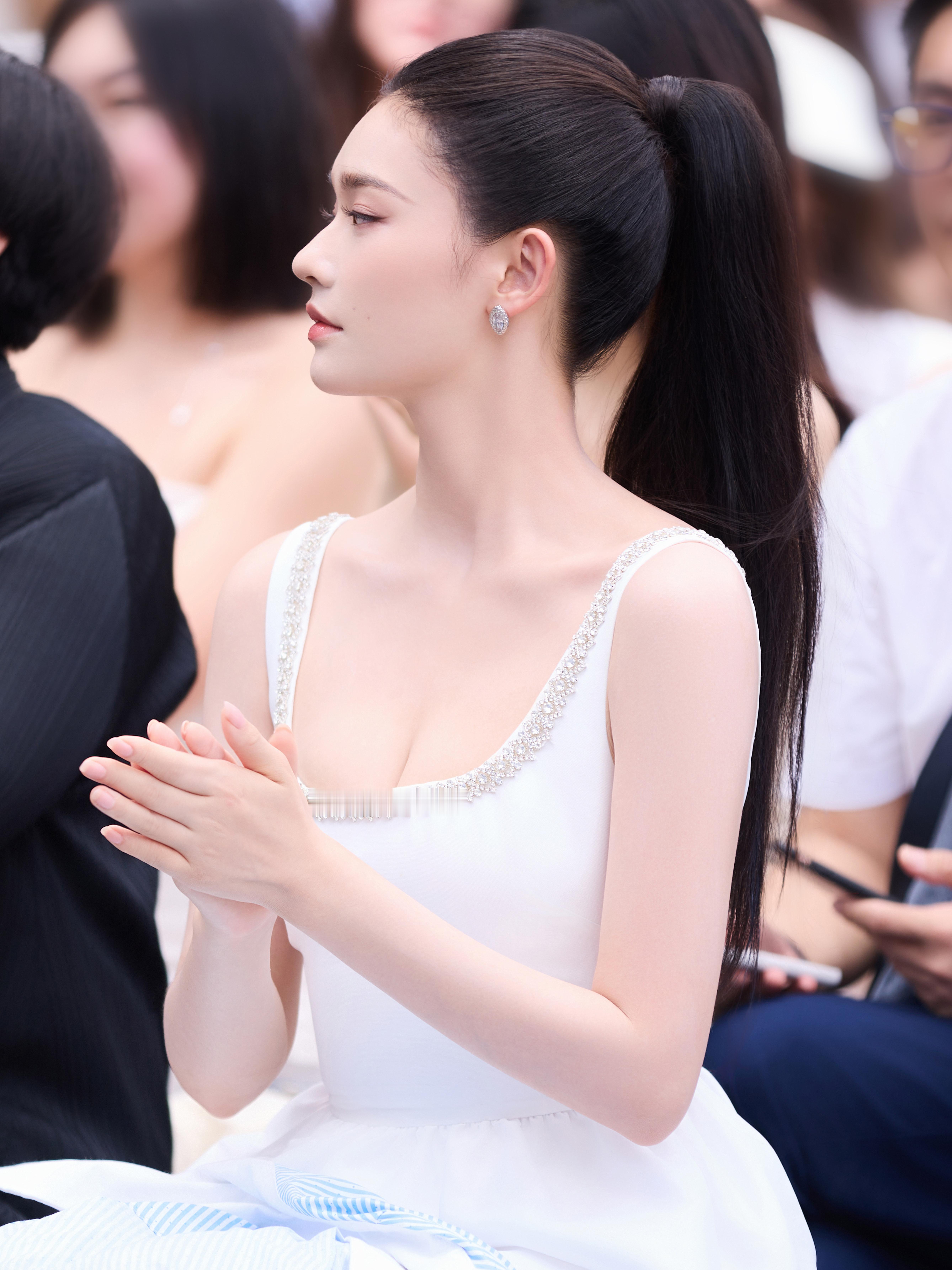 林允，黑白吊带裙，不一样的明艳风格​​​