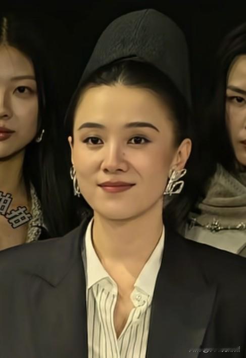 我能接受宋佳45岁了，也能接受她不是白幼瘦，但我实在招架不住她和张柏芝同框看秀，气质很赞，十分大气！
