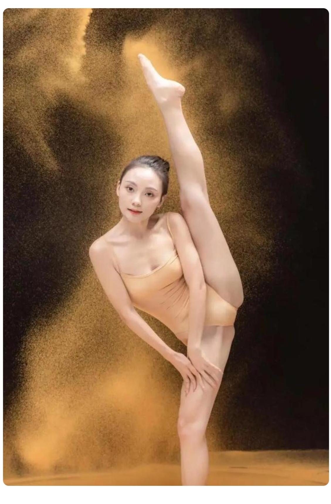 心灵短笛少女今年一十二，学舞已经七、八年。从小就把舞蹈学。当时是家长给报的舞蹈