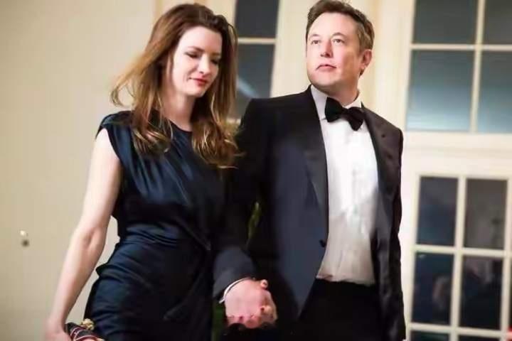有钱就是任性啊！世界首富马斯克挑选为他生孩子的女人真是又飒又美啊！个个都是金发碧