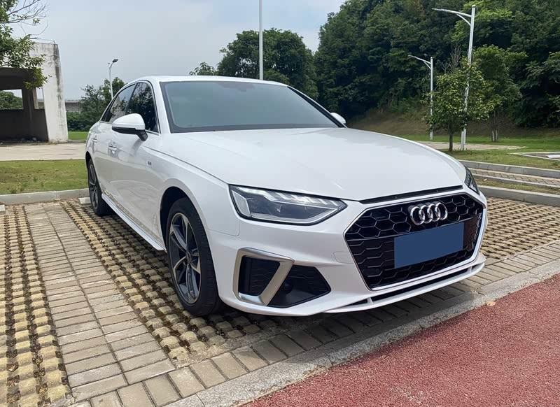 四年前32万买的奥迪A4L40TFSI时尚动感，前几天邻居提了一个同款配置的，