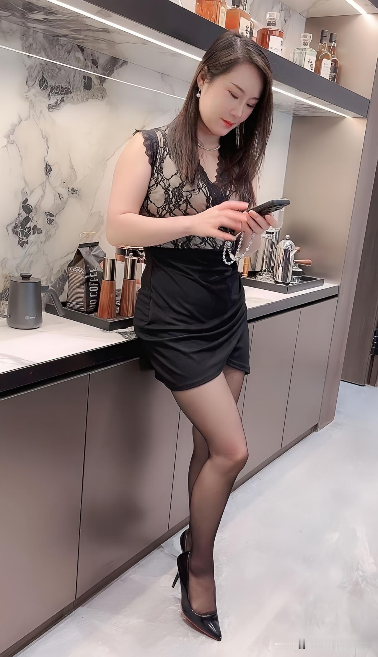 简约纯欲小黑裙，蕾丝设计精致耐看超显身材[比心][比心]