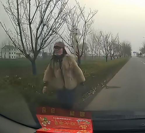 司机乡道偶遇漂亮女子，要借100块加油。女子停车在路边，向这名司机招手。热心