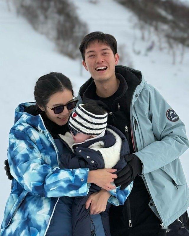 没想到麦明诗儿子这么可爱！圣诞全家福里宝宝直接化身小萌鹿坐在树下，侧脸照首次曝光