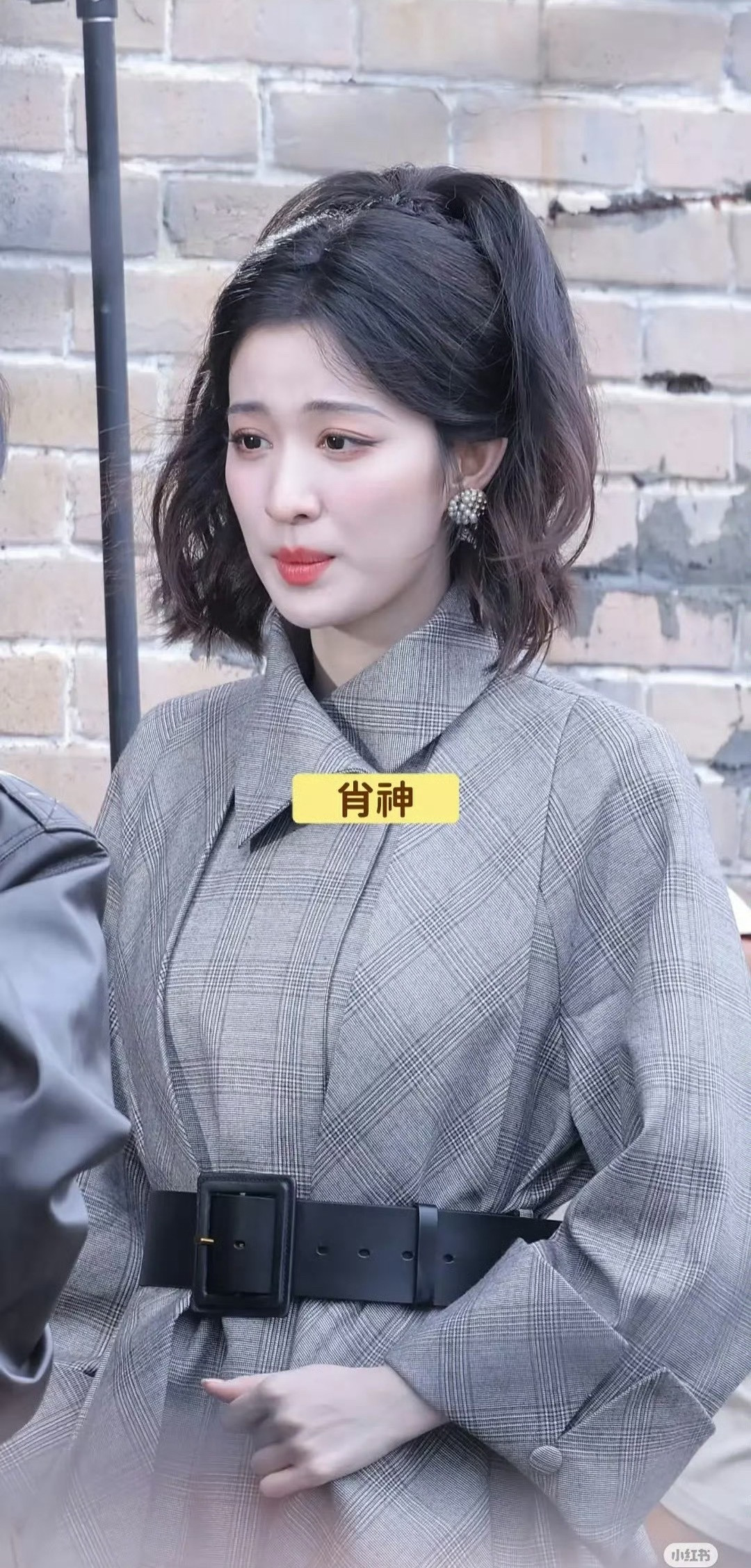 这发型服装怎么看怎么奇怪[笑着哭]​​​