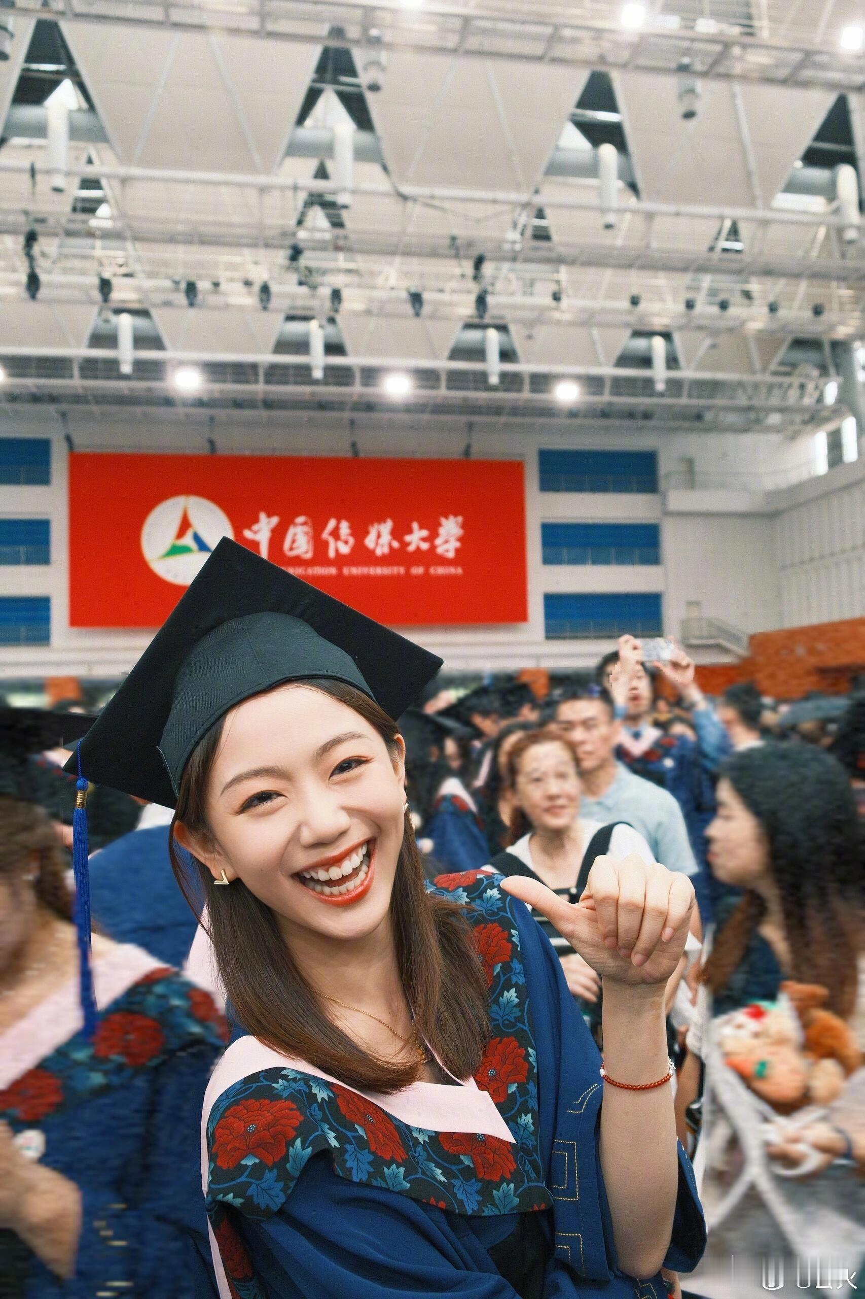 好奇查了一下冯禧的家世。不查不知道，查了才发现，原来她根本不是什么富家女，她的父母只是普通中产人家，