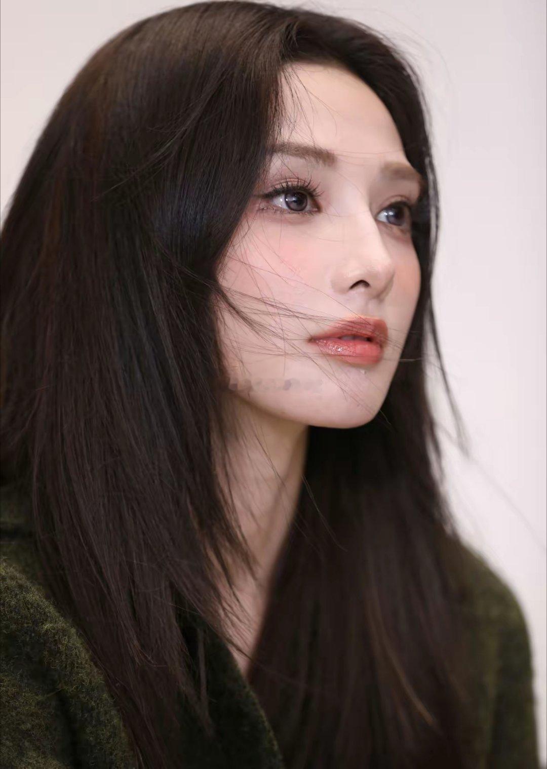 果然专业的就是不一样，不信你看彭小苒仅凭借国剧盛典上的一段发言就让网友说:她真的