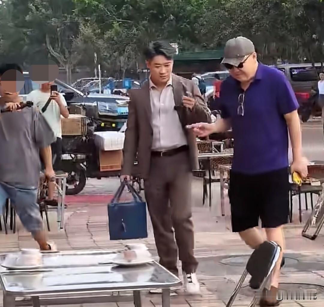 近日，有网友偶遇曹云金开着库里南，带着英达现身北京王四营的餐饮门店。当天曹云金身