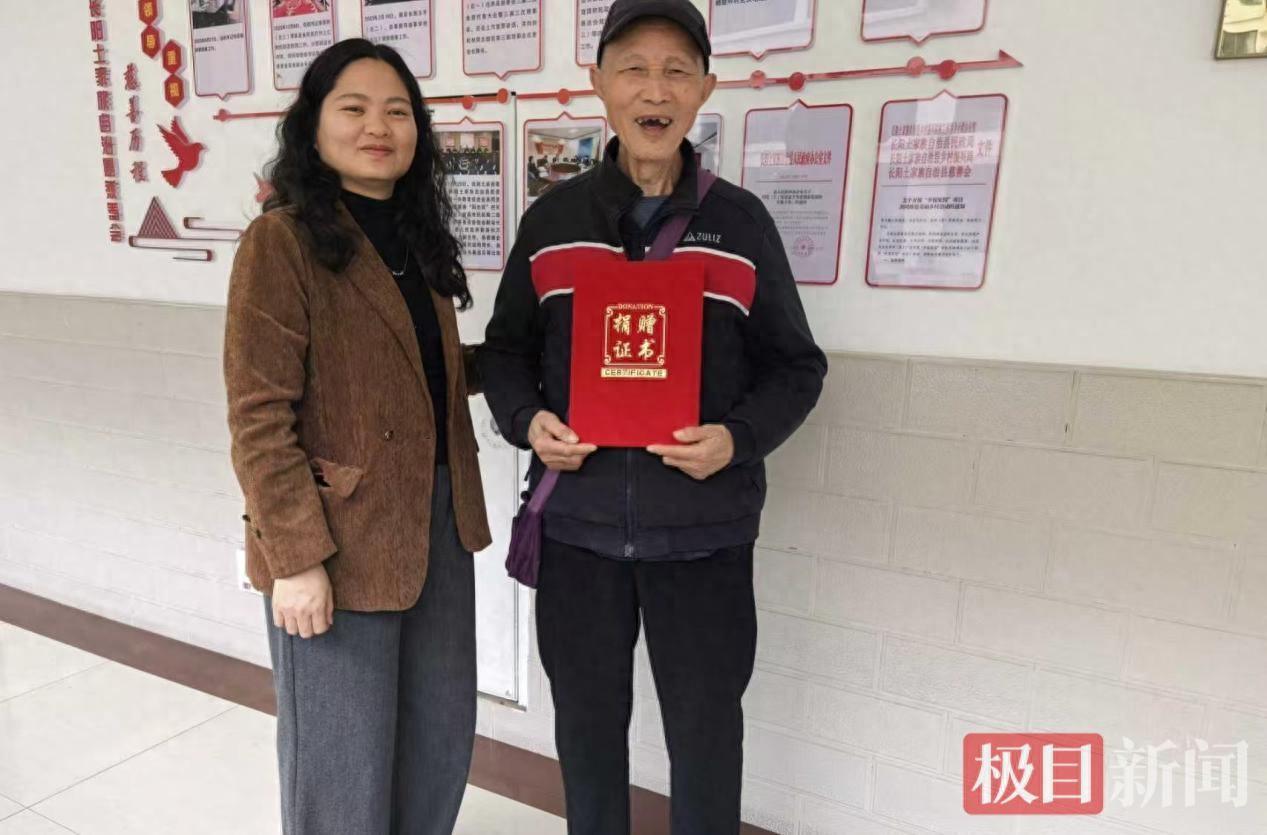 “最好生日礼物！”湖北宜昌，一位85岁的大爷在自己生日当天，提着旧挎包走到县慈善