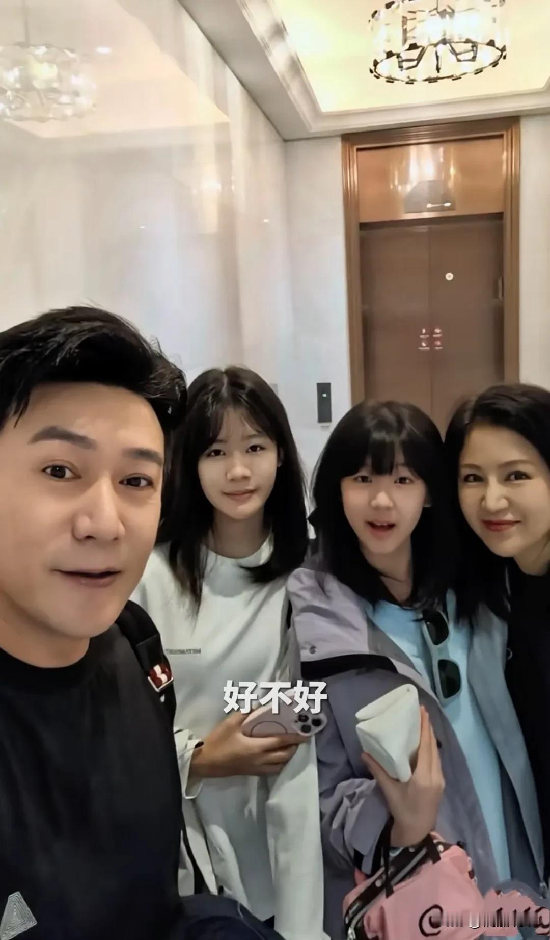 全网最幸福的家庭模板，莫过于陆毅鲍蕾一家子了！陆毅带着老婆和两个女儿一起去阳澄