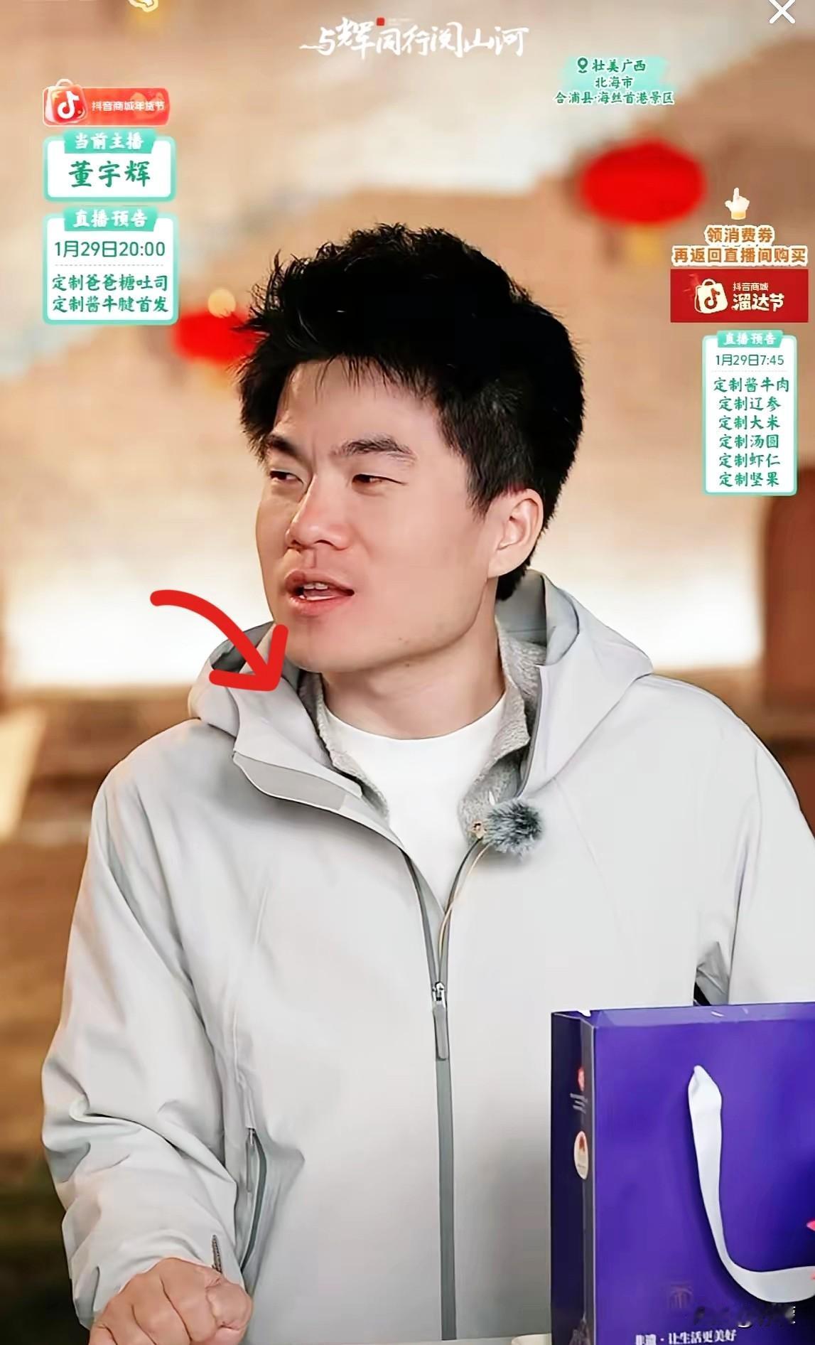 产品卖光了，助理下意识想道歉，董宇辉却打断了他。他没说“补货”，而是对着几十