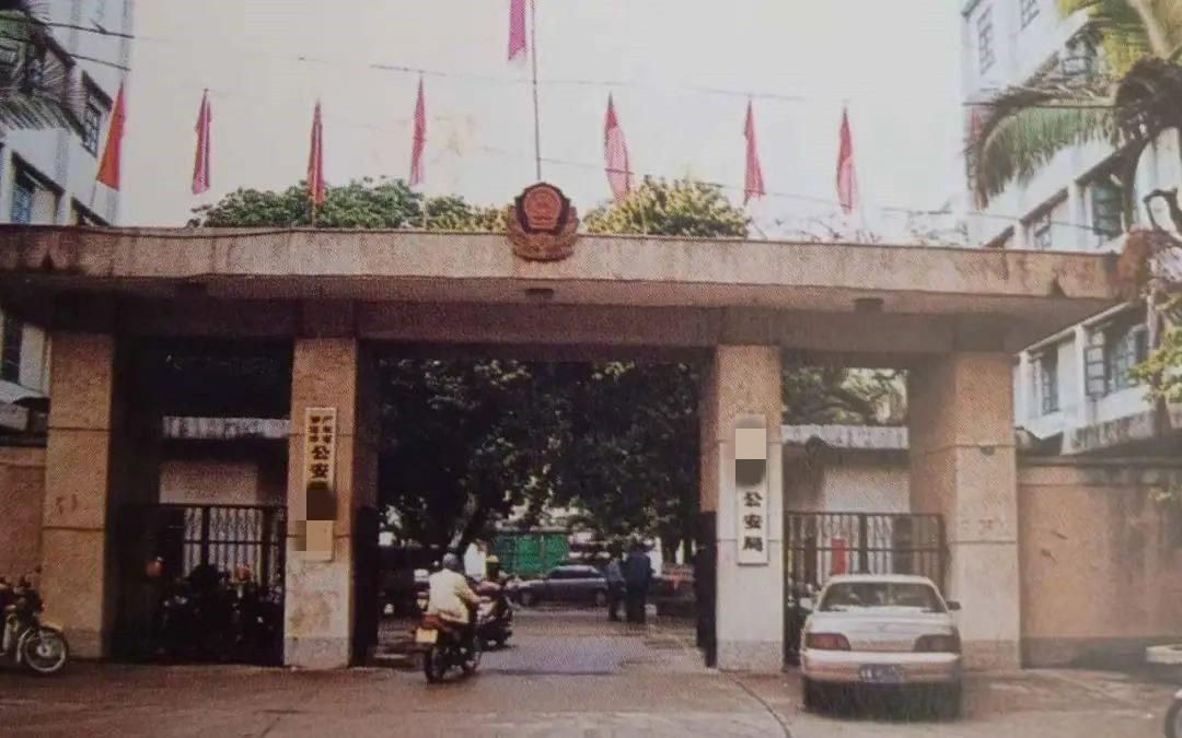 一个走路都费劲的残疾人，老婆在家被人捅了57刀。他主动报案，结果警察抓了他，判了