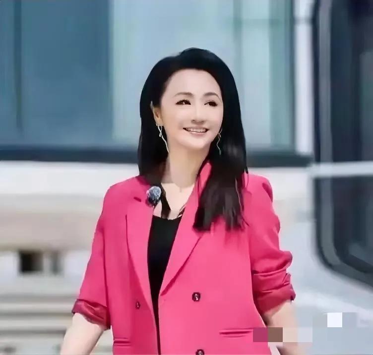 关于曹颖胃癌，医生让她休息3个月，她手术后8天就去带货了！她为什么还要这么拼呢