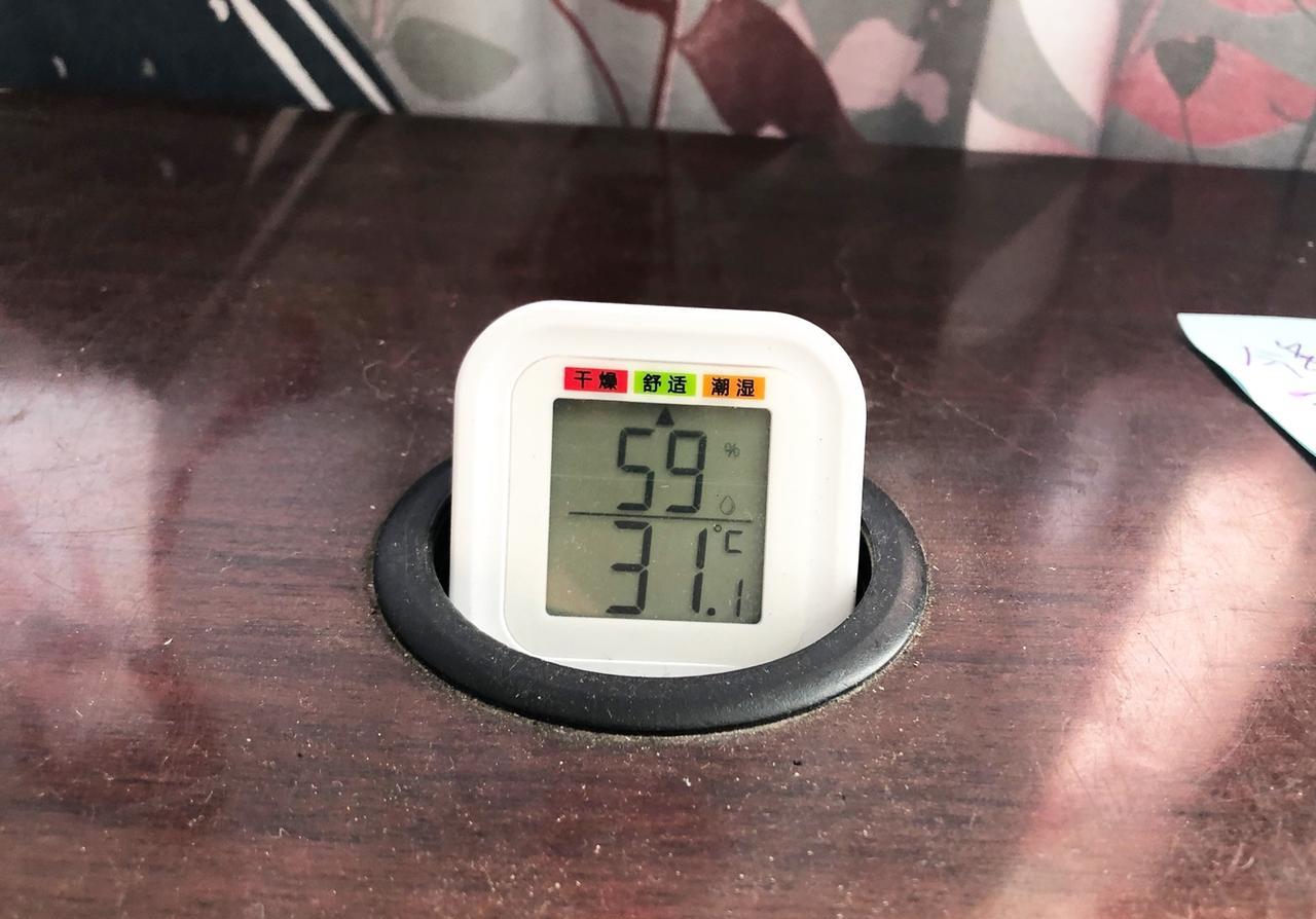 不知道别人一天洗几次澡，我现在一天洗5次。天太热了，坐在房间里，就噌噌地冒汗。