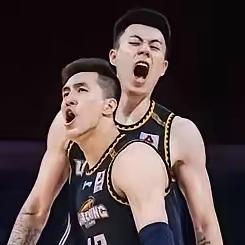 郭艾伦现在太颓废了，整天就忙着商演捞钱，正经打球的事不上心。广州队时眼睛被误伤后