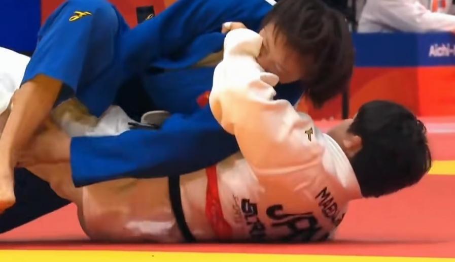 在亚运会柔道女子70公斤级四分之一决赛中，中国选手唐婧咬了日本选手前田凛的手臂，
