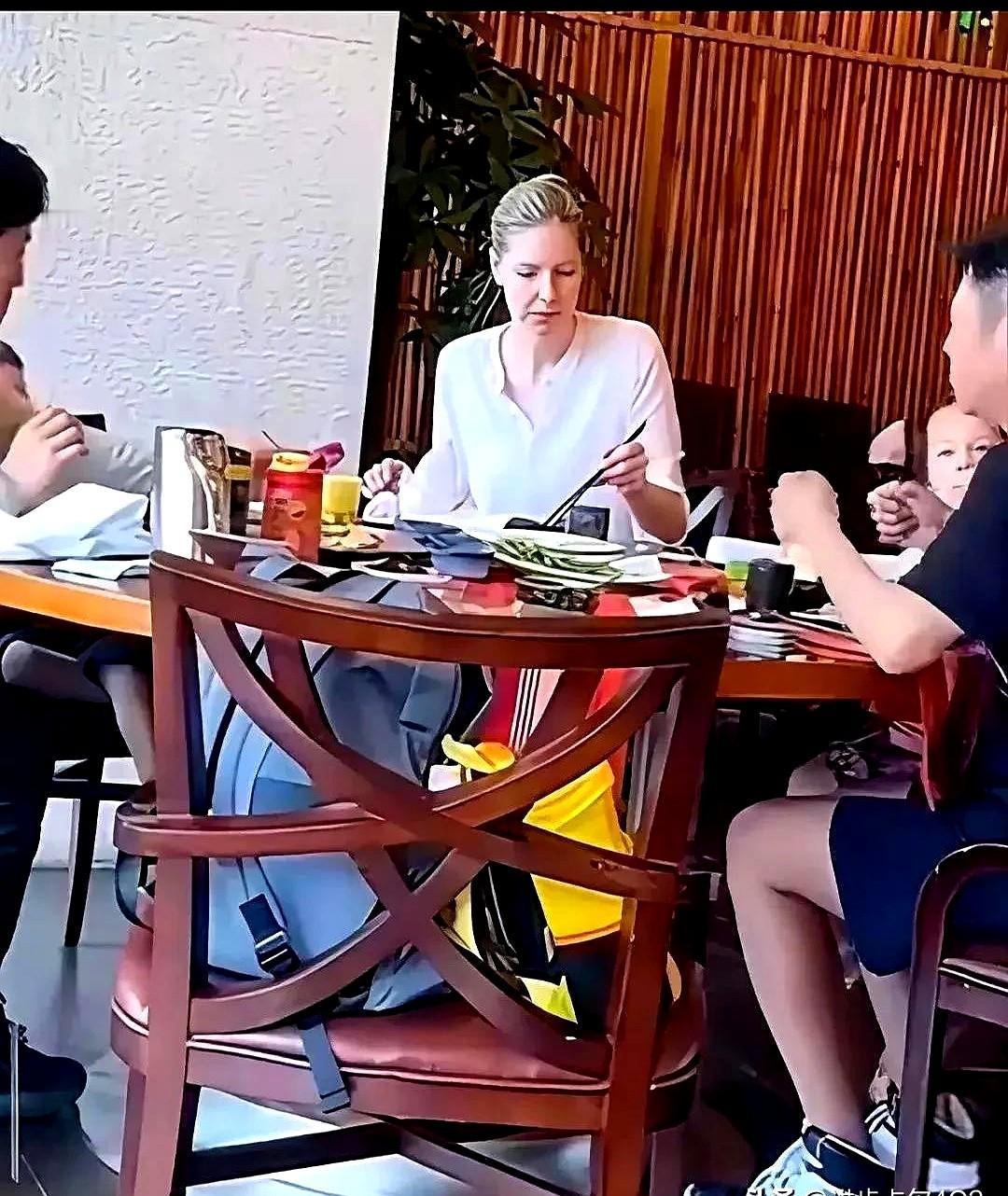 刷到撒贝宁和媳妇同框照，第一反应：这真的是同龄人？白人衰老速度太扎眼，年轻时