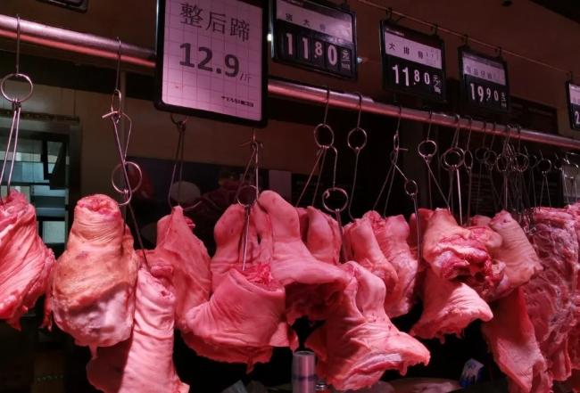 12月17日，法国猪肉对华出口遭重创！马克龙回国后立刻翻脸，中方果断予以严惩。说