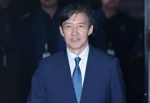 李在明送尹锡悦夫妇一份“大礼”，文在寅亲信曹国被正式释放！照片中的曹部长，脸上已