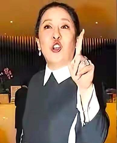 向太公开力挺鲁豫的视频，把骂了她十几年的网友脸都打肿了。俩人十二年前因采访认