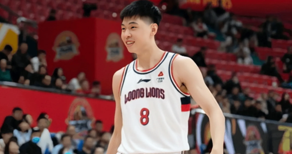 中国男篮球员崔永熙大伤后首次进行球场训练，崔永熙在社媒分享了自己在十字韧带大伤后