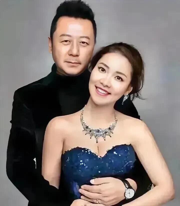 原来她是郭涛的老婆，想不到相貌平平的郭涛能娶到比梅婷还要好看的美女，真让人羡慕。