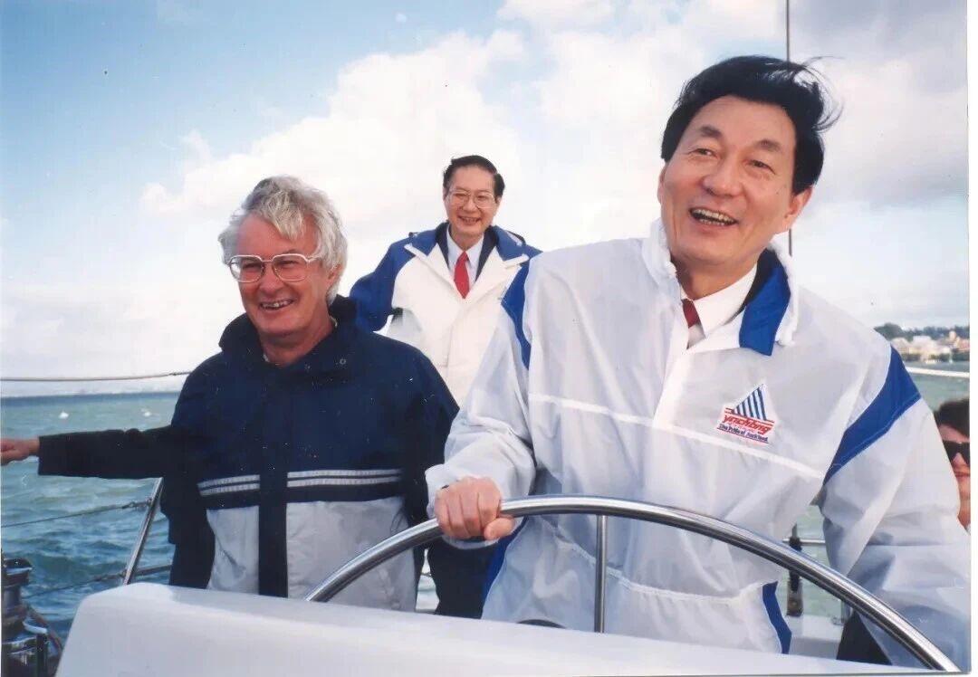 照片是朱镕基总理1992年访问新西兰，在奥克兰港的合影。总理开船的样子意气风发