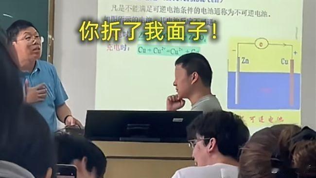 不正学风已经传递到大学课堂了？今天有两件极具讽刺性的事，都发生在大学老师课堂