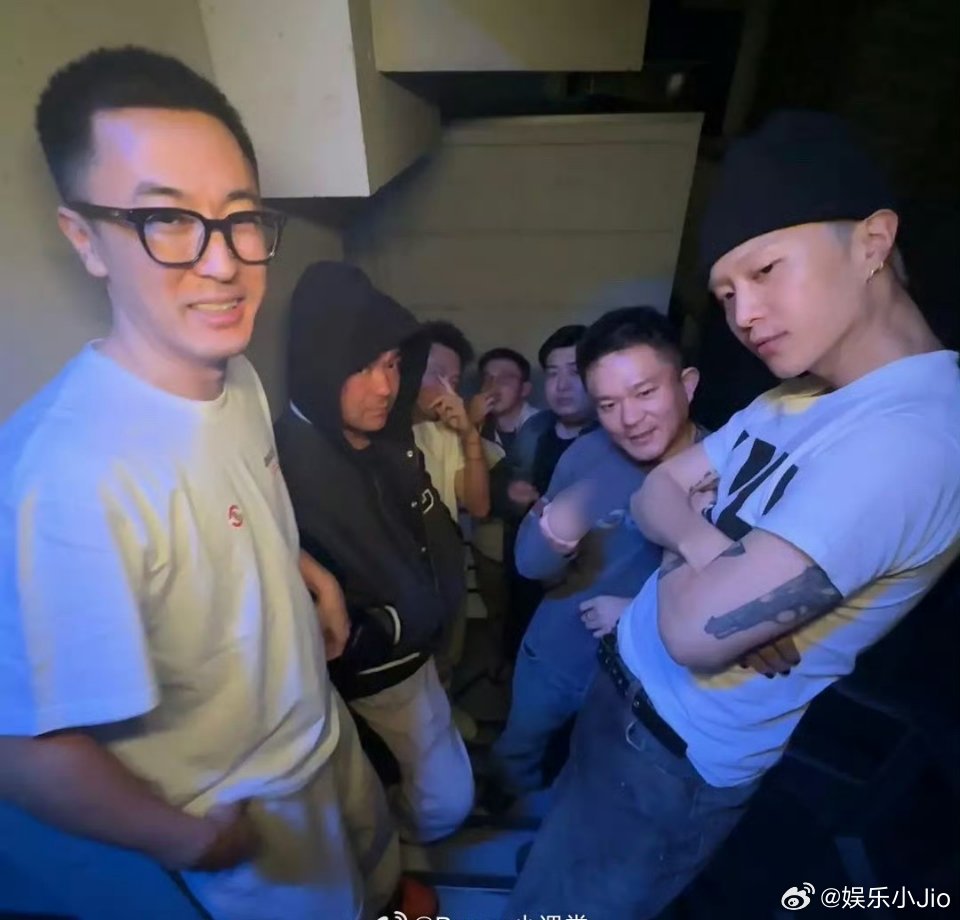 有博主发了为范丞丞庆生的合照，跟哥们在一起的范丞丞好快乐啊​​​