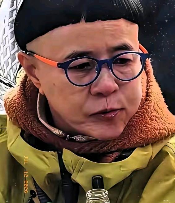 一个快六十岁的女人，捏着每个月8900块的退休金，居然买机票跨省去剪头发，只为剪