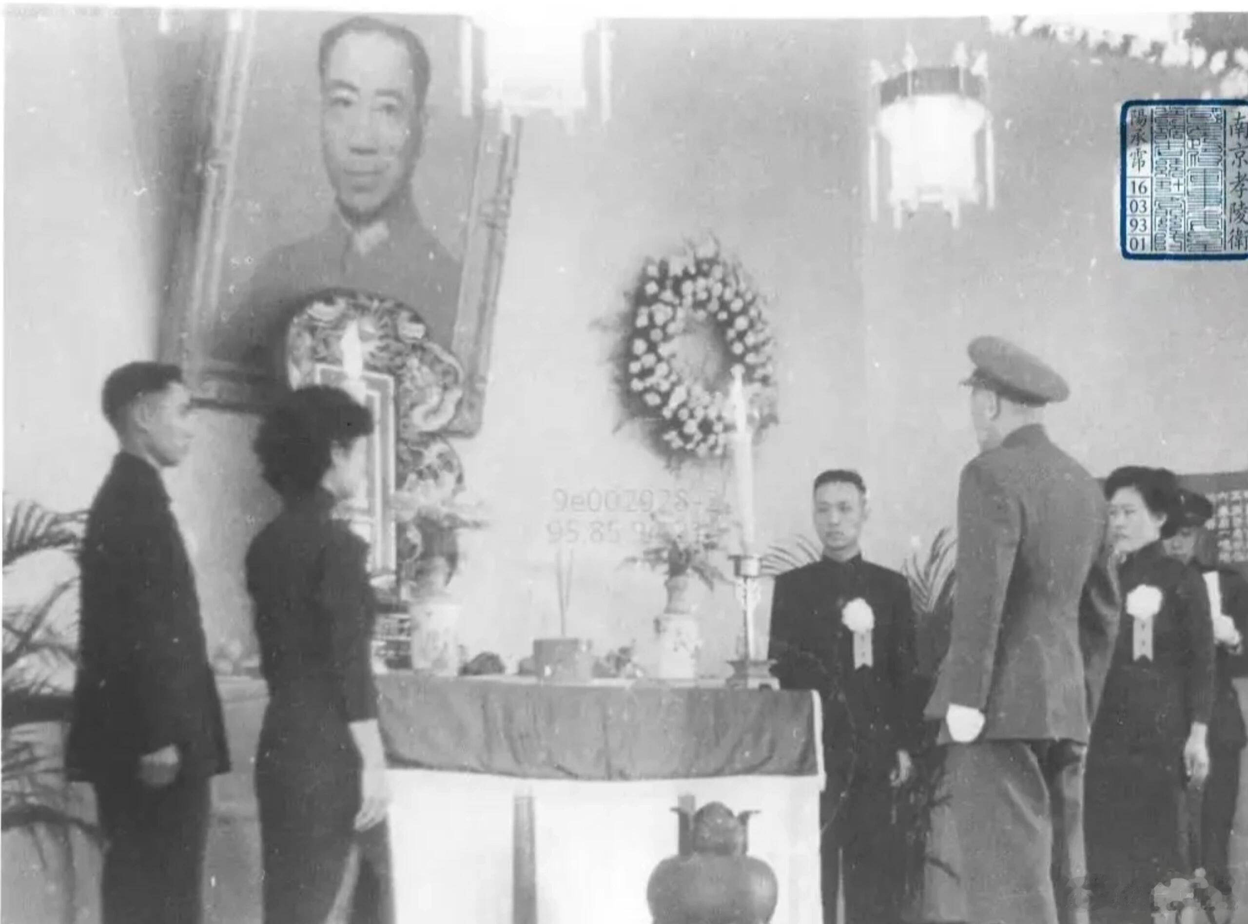 1946年参加戴笠葬礼的蒋介石这张照片拍摄于1946年4月，南京灵谷寺志公殿，戴